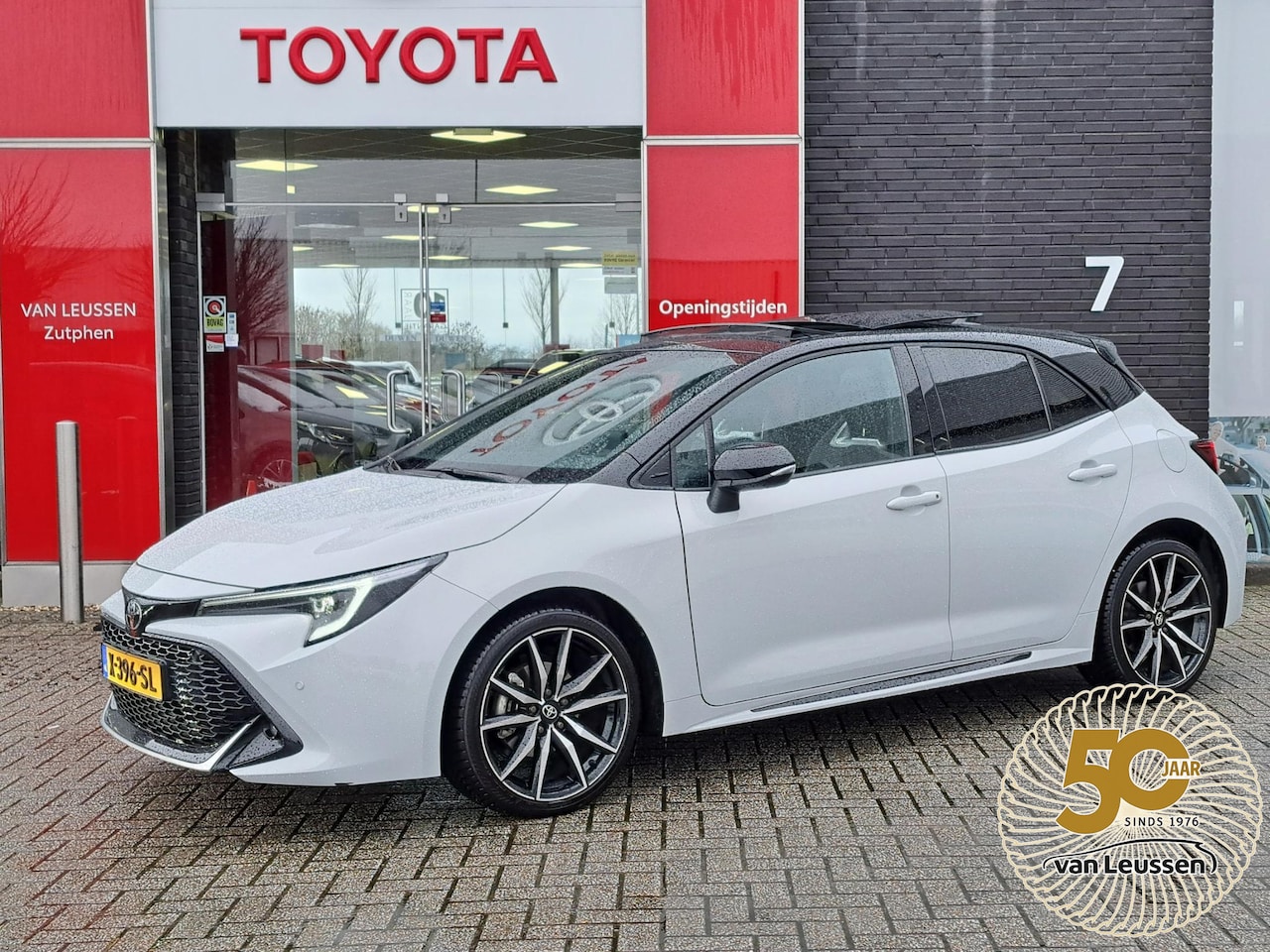 Toyota Corolla - Hybrid 140 GR Sport SCHUIF/KANTELDAK SPORTIEVE UITSTRALING PARKEERSENSOREN - AutoWereld.nl