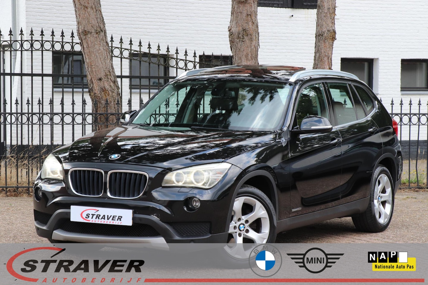 BMW X1 - sDrive20i Chrome Line |Sportstoelen |Trekhaak |Panoramadak - AutoWereld.nl