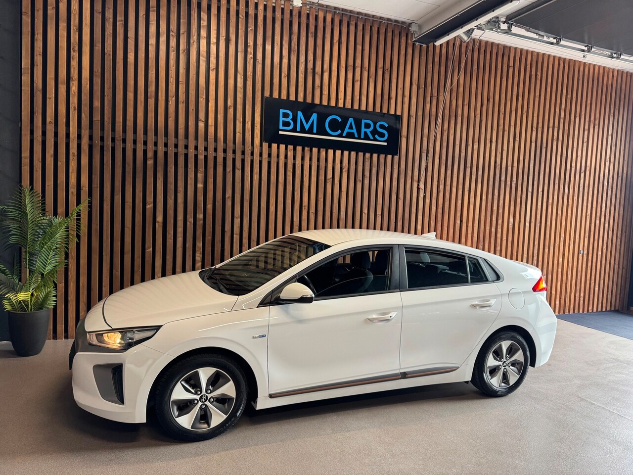 Hyundai IONIQ - Comfort EV Camera, Clima, LED - AutoWereld.nl