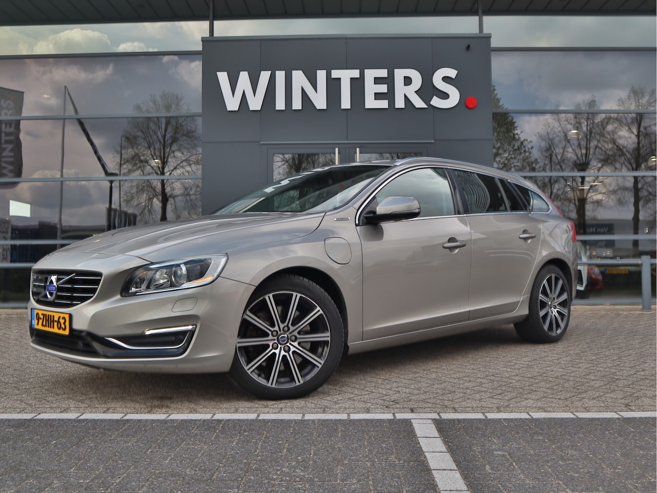 Volvo V60 - 2.4 D6 AWD Plug-In Hybrid Summum | Airco | Bluetooth | Camera | Cruise Cotnrol | - AutoWereld.nl