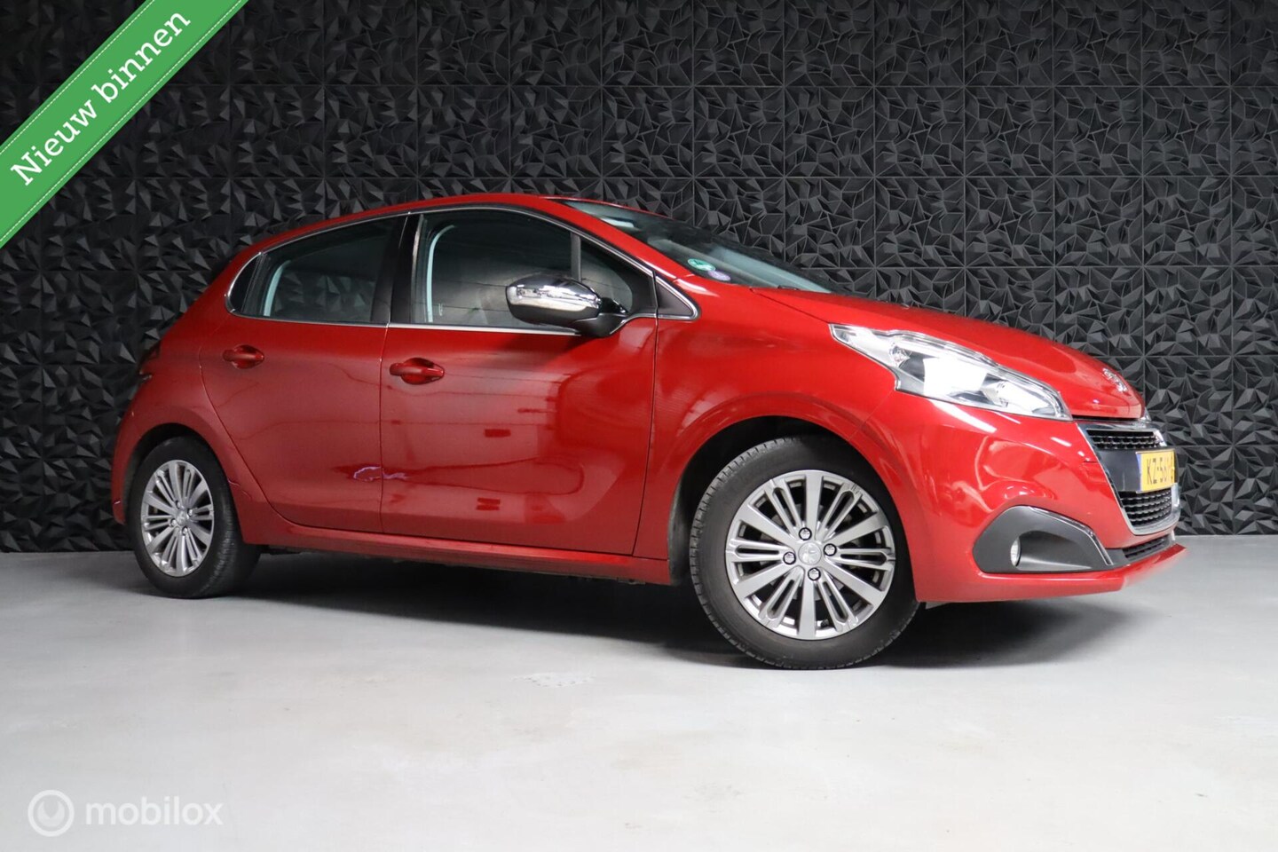 Peugeot 208 - 1.2 PureTech Allure | Carplay | Parkeersensor | - AutoWereld.nl