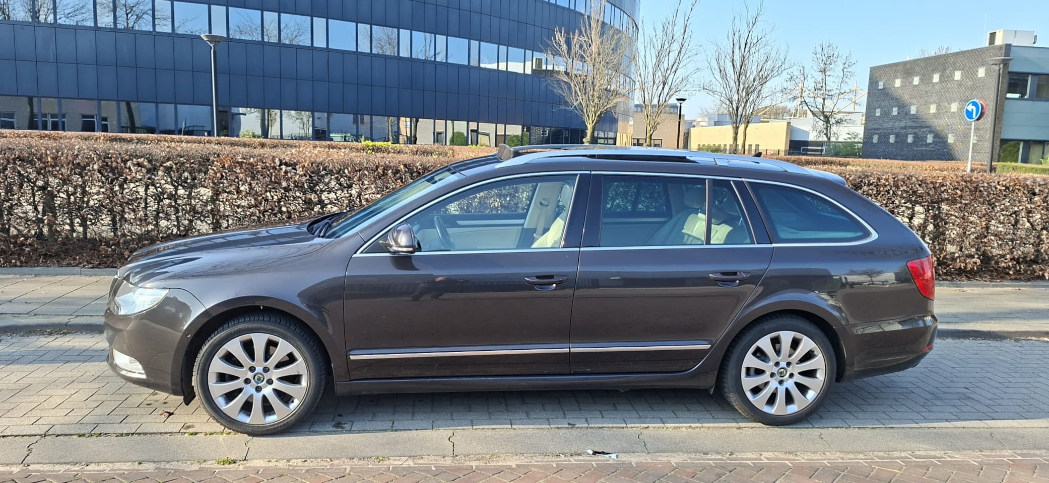 Skoda Superb Combi - 1.8 TSI Elegance Business Line Zeer ruime en luxe Skoda Superb Combi 1.8 TSI (2010) - Automaat - AutoWereld.nl