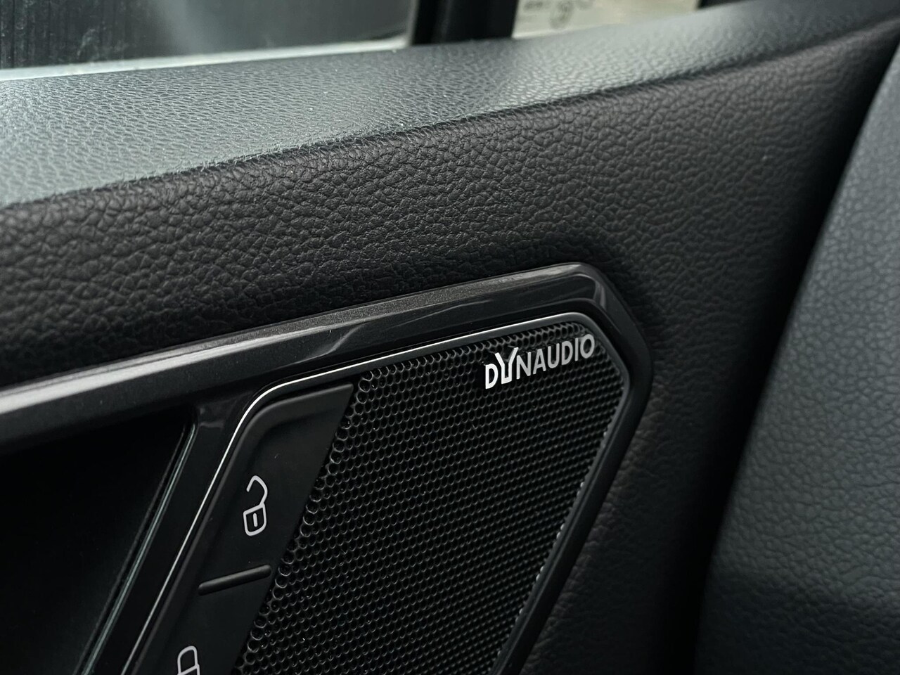 Volkswagen Tiguan - 2.0 TSI 4Motion Highline | 3 x R-line | Pano | Carplay / Android Auto | Dynaudio | HUD | 2