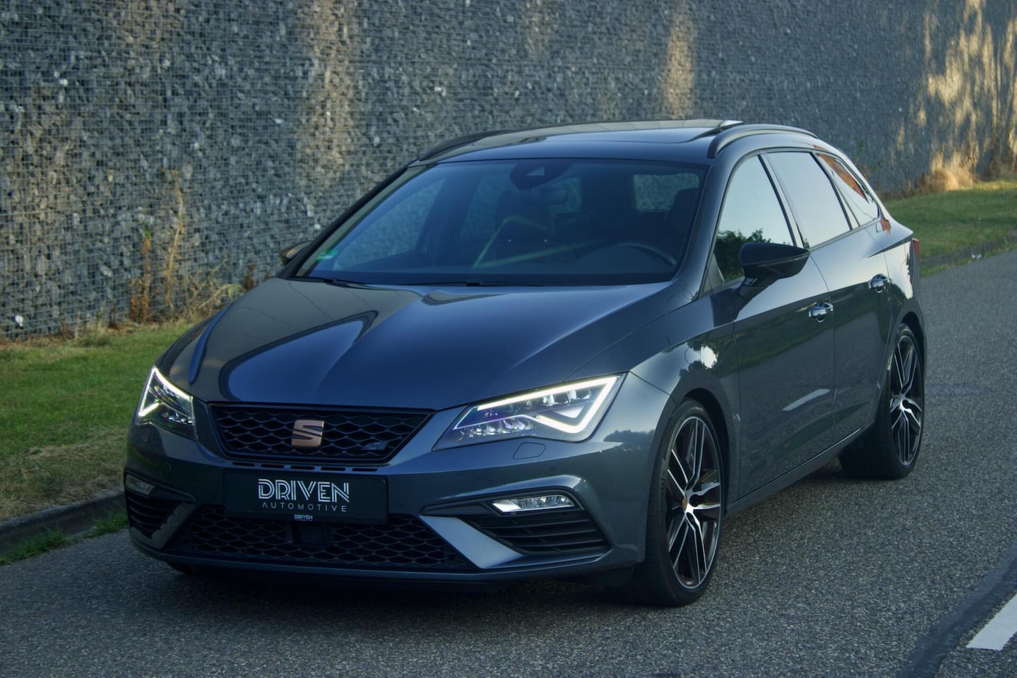 SEAT Leon ST - CUPRA 300 4DRIVE | Pano - Beats - ACC - DCC - AutoWereld.nl