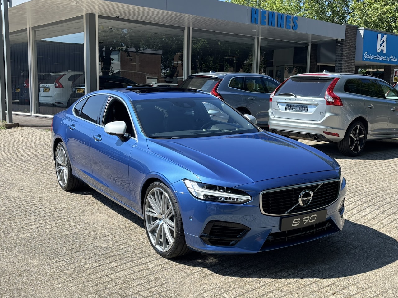 Volvo S90 - T8 AWD R-Design B&W Head-Up Luchtvering 360 DAB Keyless Pilot Assist - AutoWereld.nl