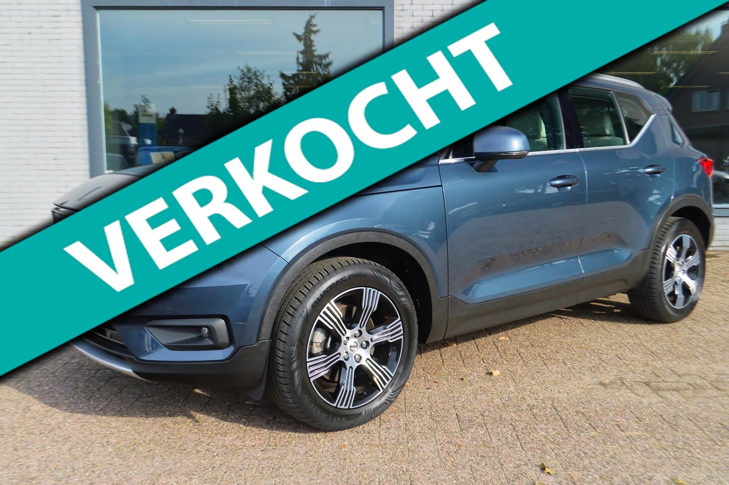 Volvo XC40 - 2.0 T4 Inscription | Wegklapbare trekhaak | Denim Blue + Beige leder | Stoelverwarming - AutoWereld.nl