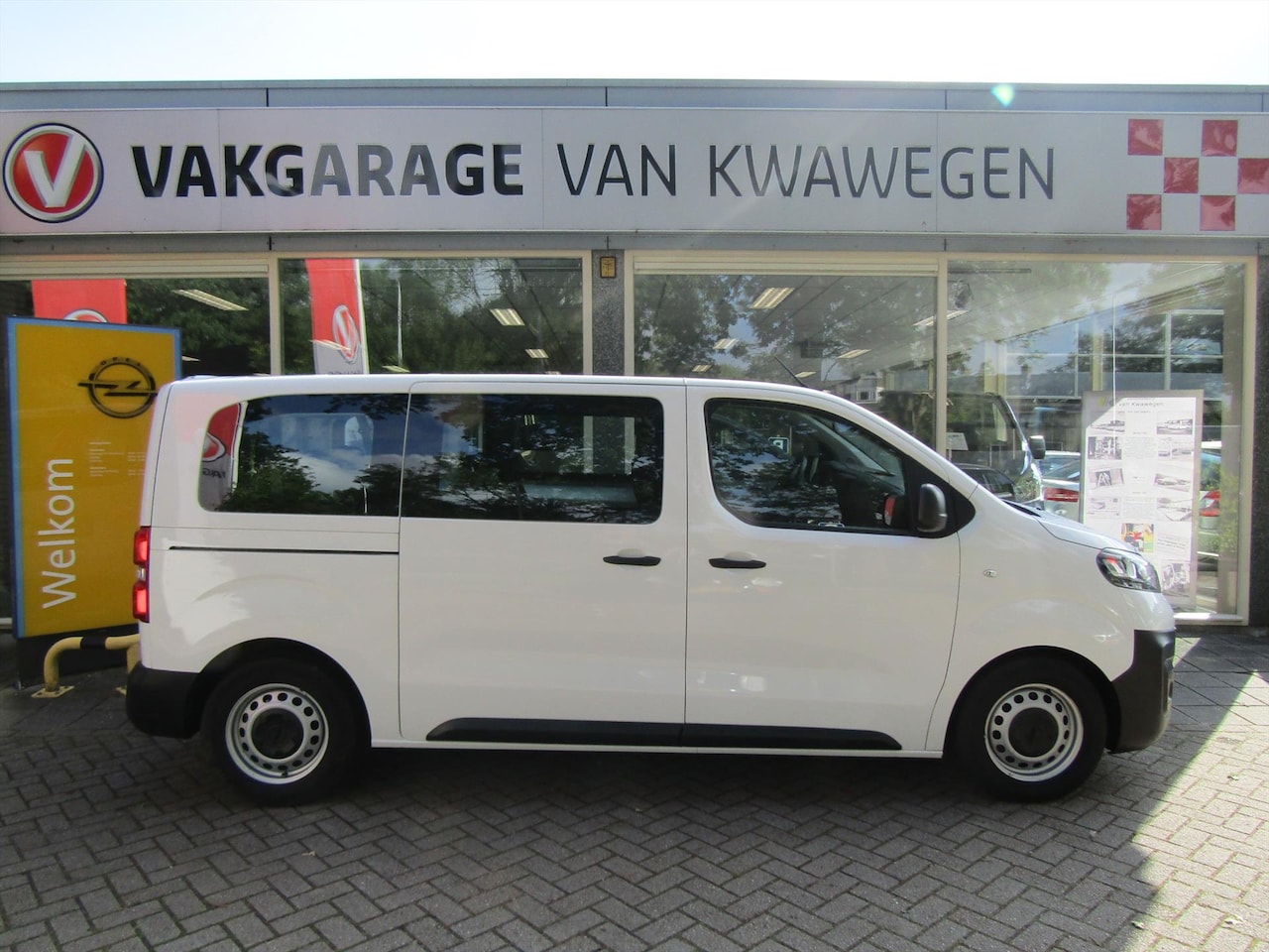 Opel Vivaro - 9 PERS.BUS L2 AIRCO, CRUISE C. BLUET. 16 X - AutoWereld.nl