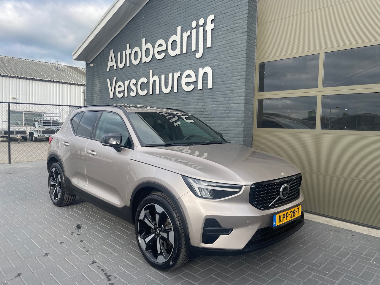 Volvo XC40 - 1.5 T4 Plug-in hybrid Plus dark pano stoelverwarming 20 inch - AutoWereld.nl