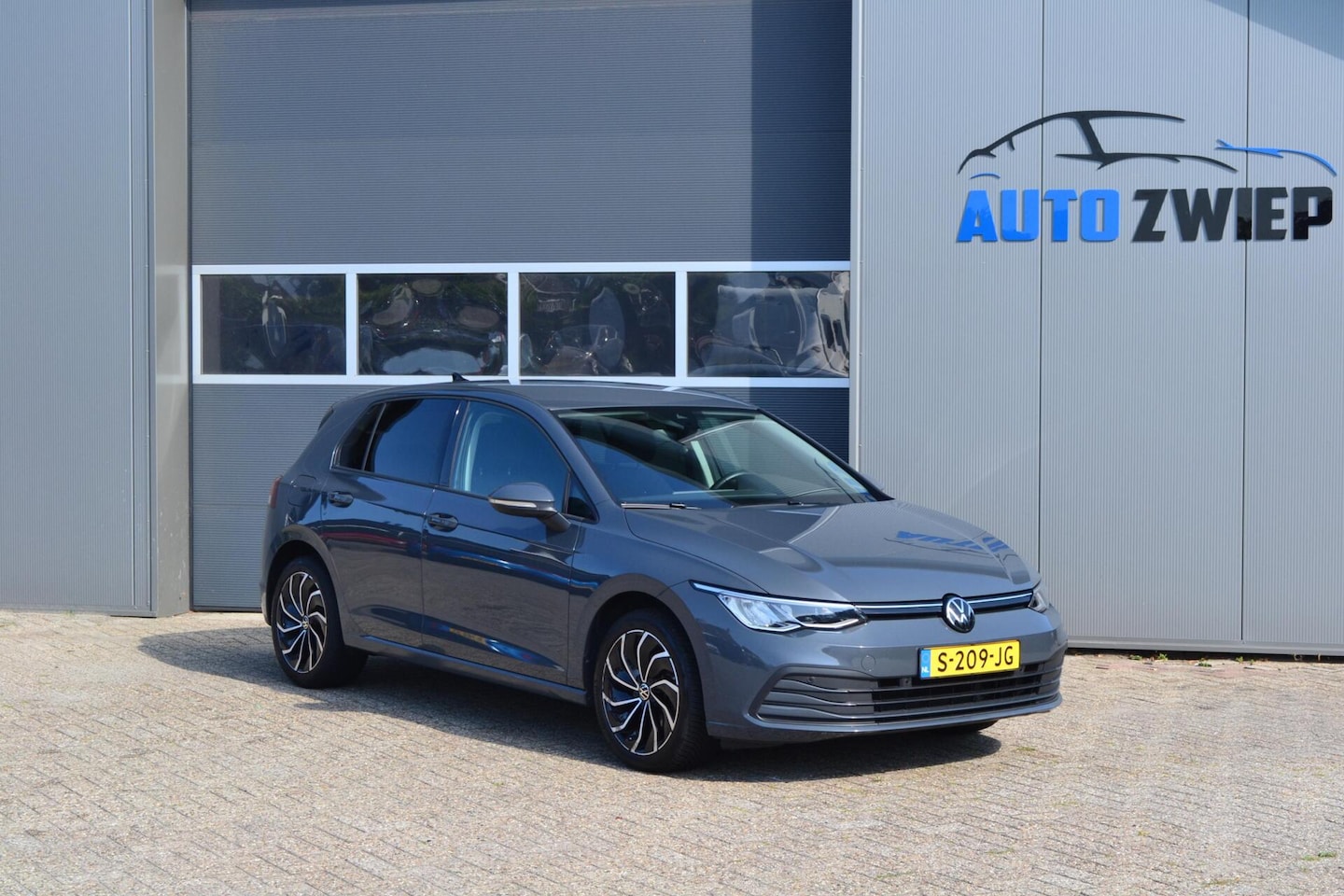 Volkswagen Golf - 1.0 TSI Life Business Sensoren/Clima/Acc - AutoWereld.nl