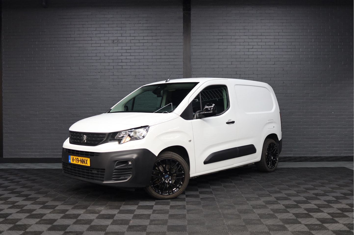Peugeot Partner - 1.5 BlueHDI Premium | AUTOMAAT | PDC | ACHTERUIT/ZIJ CAMERA | 18 INCH ZWARTE LM VELGEN | C - AutoWereld.nl