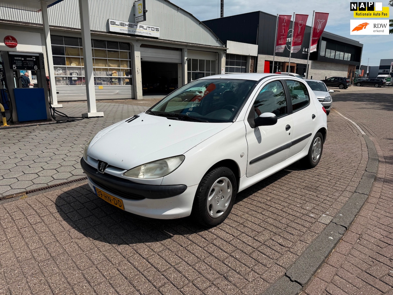 Peugeot 206 - 1.6-16V XT 1.6-16V XT - AutoWereld.nl