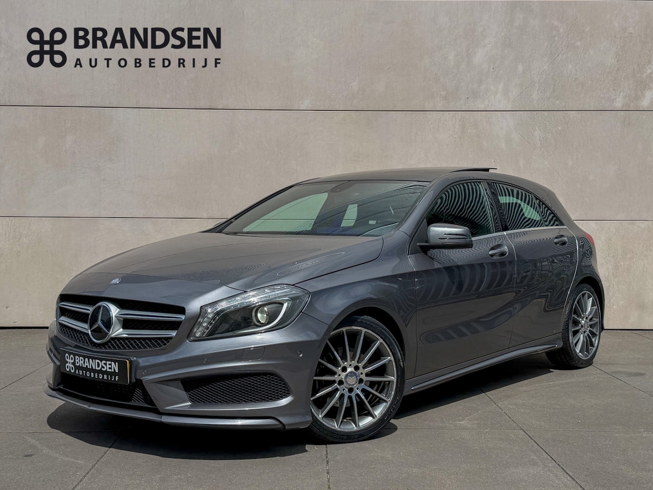 Mercedes-Benz A-klasse - 180 Ambition AMG Line-Pano-18"-Navi - AutoWereld.nl