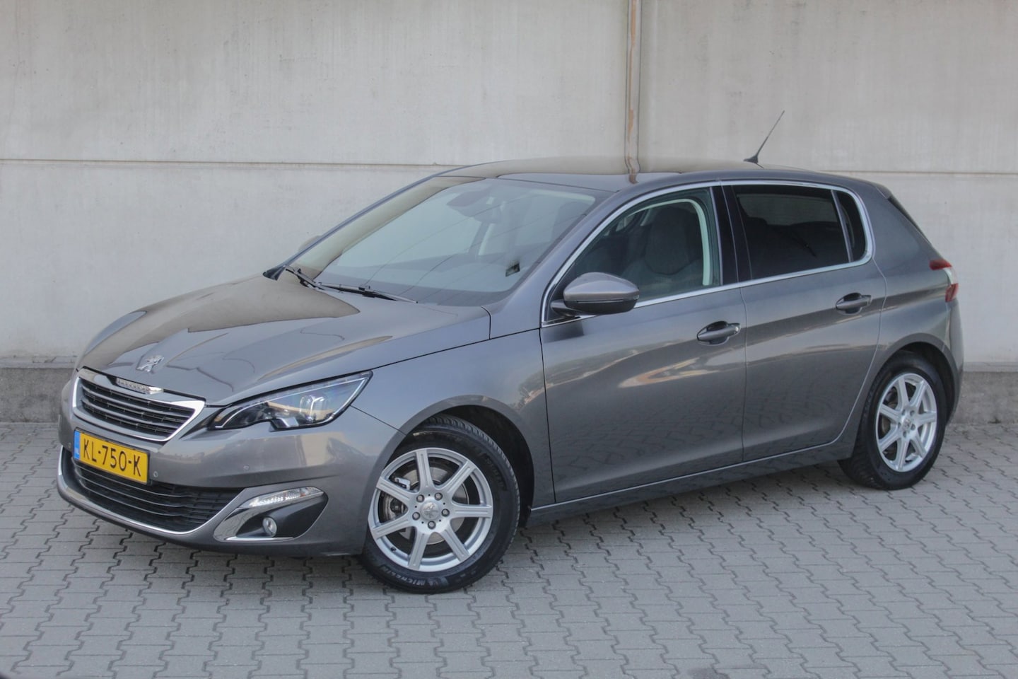 Peugeot 308 - 1.2 PureTech Allure - airco - trekhaak - panoramadak - AutoWereld.nl