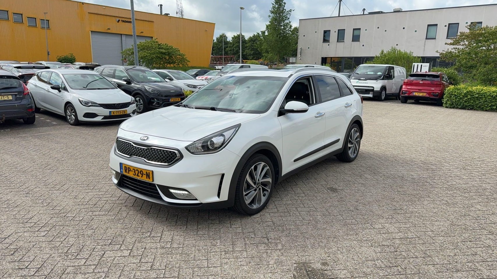 Kia Niro - 1.6 GDi Hybrid Edition | 18'' lichtmetaal | Schuif-kanteldak | Camera | Navigatie - AutoWereld.nl