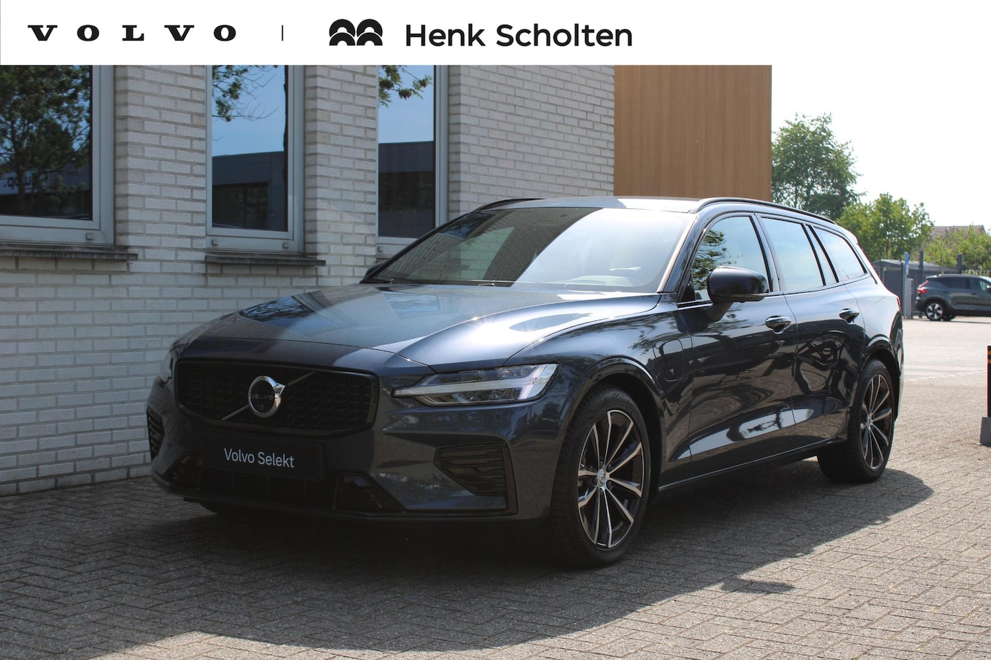 Volvo V60 - 2.0 T8 Plug-in hybrid AWD Plus Dark | Apple carplay/ Android auto | Electronic climate con - AutoWereld.nl