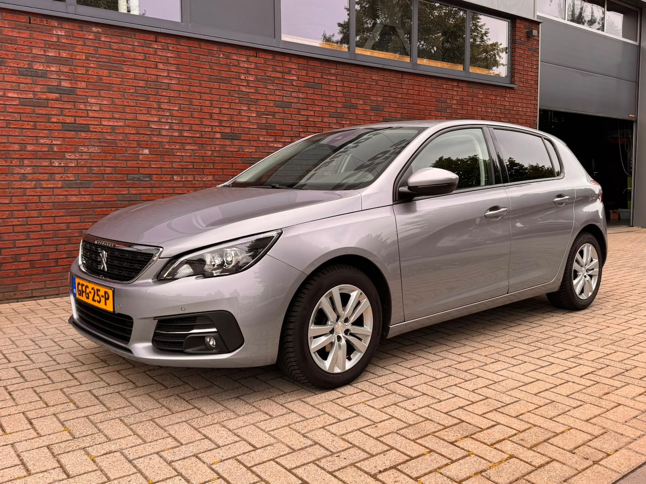 Peugeot 308 - - Lees tekst - 1.2 PureTech Blue Lease Allure - AutoWereld.nl