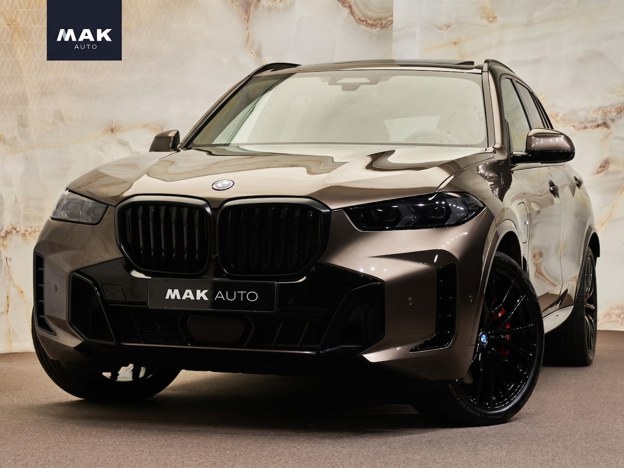BMW X5 - xDrive50e M Sport Pro , Sonderlackierung, SkyLounge pano, 4W-best., B&W, massage, Luchtv., - AutoWereld.nl