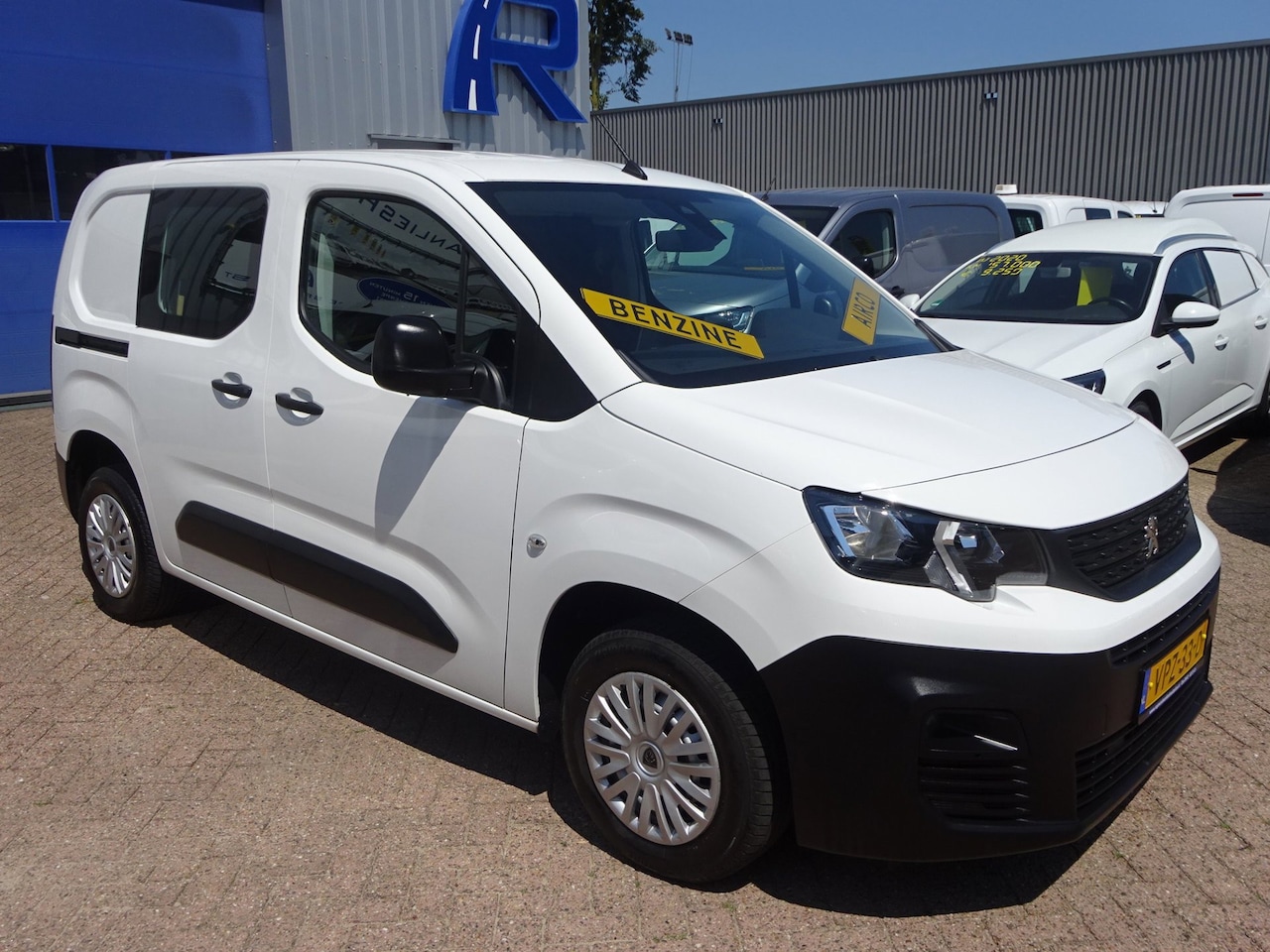 Peugeot Partner - 1.2 PureTech Pro BENZINE AIRCO NAVI CRUISE CONTROL PDC SCHUIFDEUR - AutoWereld.nl
