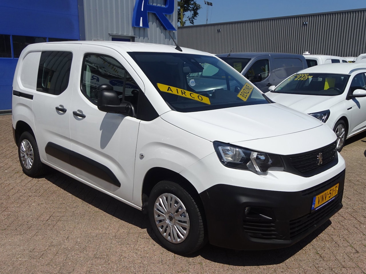 Peugeot Partner - 1.2 PureTech Pro BENZINE AIRCO NAVI CRUISE CONTROL PDC SCHUIFDEUR - AutoWereld.nl