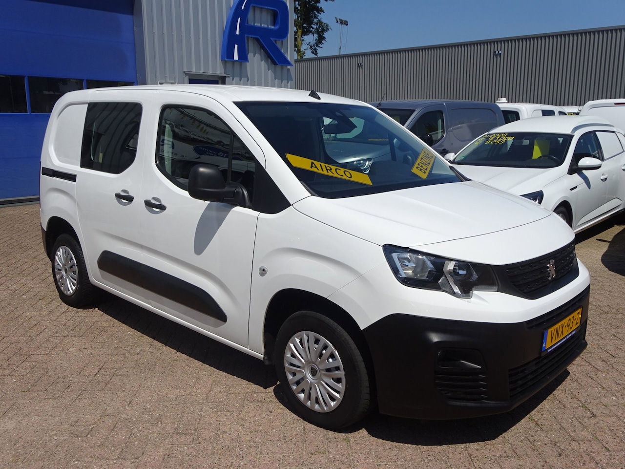 Peugeot Partner - 1.2 PureTech Pro BENZINE AIRCO NAVI CRUISE CONTROL PDC SCHUIFDEUR - AutoWereld.nl