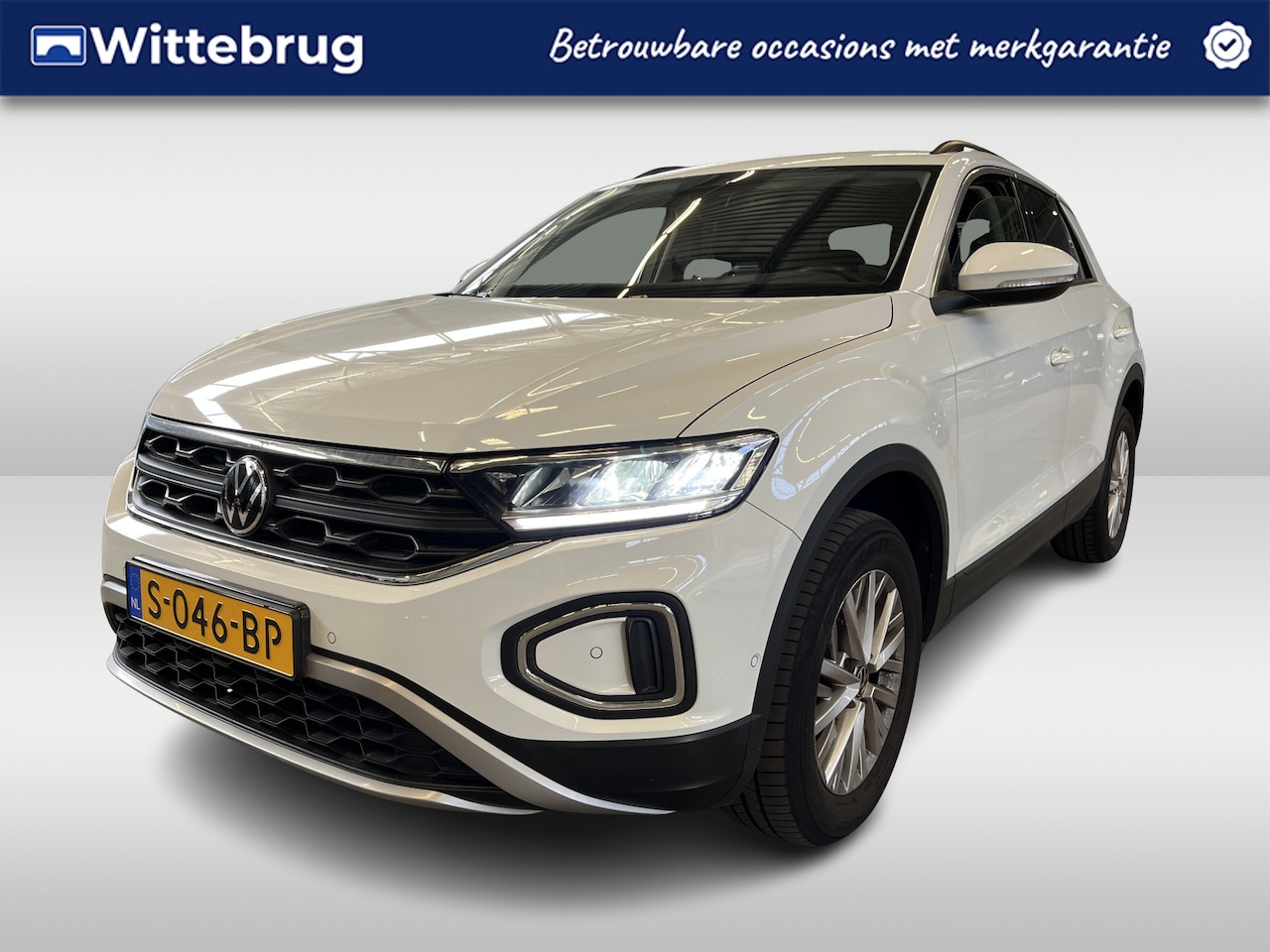 Volkswagen T-Roc - 1.0 TSI Life Trekhaak / App-connect / Parkeersensoren / 16"LM velgen / Virtual Cockpit HAL - AutoWereld.nl