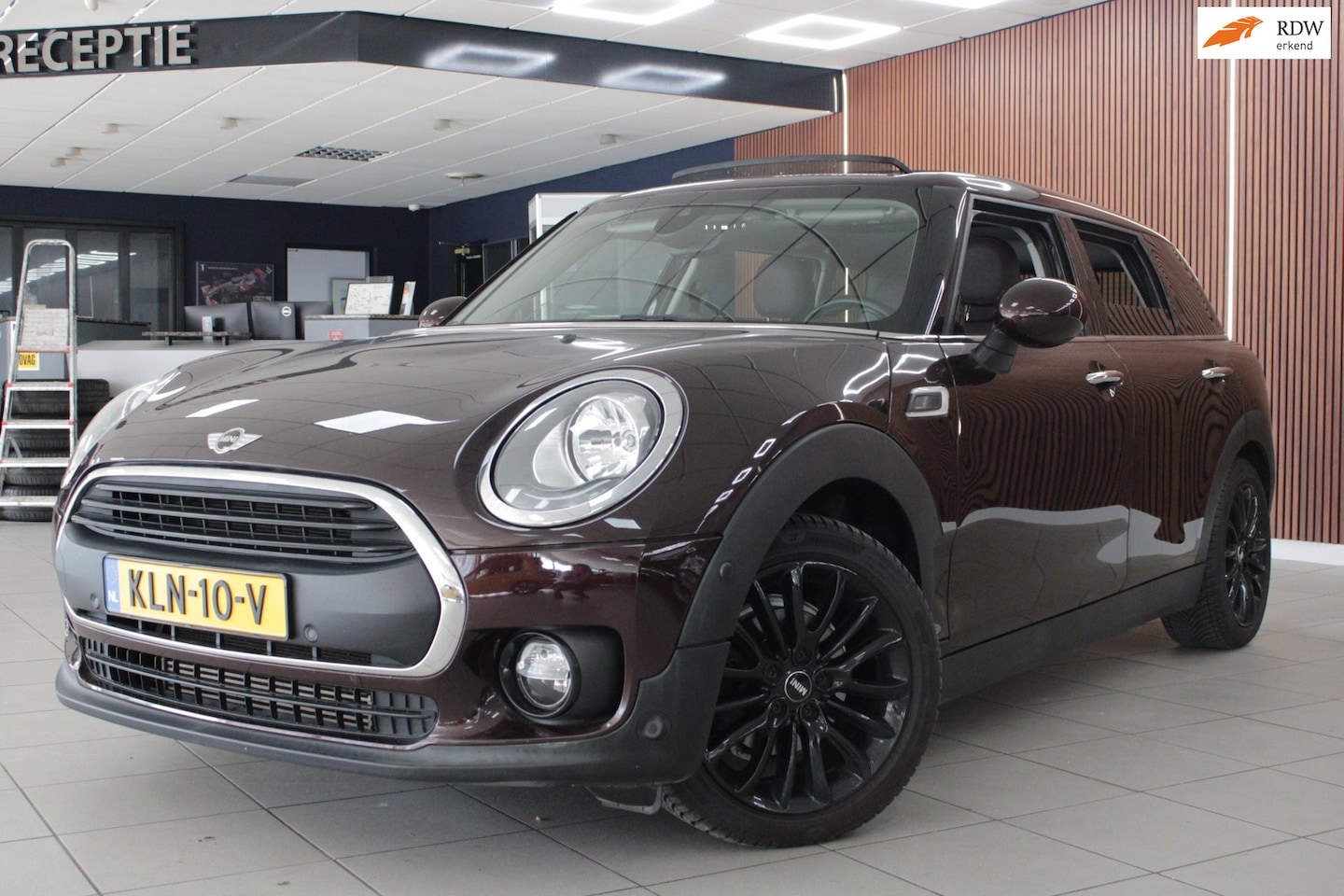 MINI Clubman - 1.5 One Chili Serious Business | Airco | Pano | Carplay | Cruise control | Parkeersensoren - AutoWereld.nl
