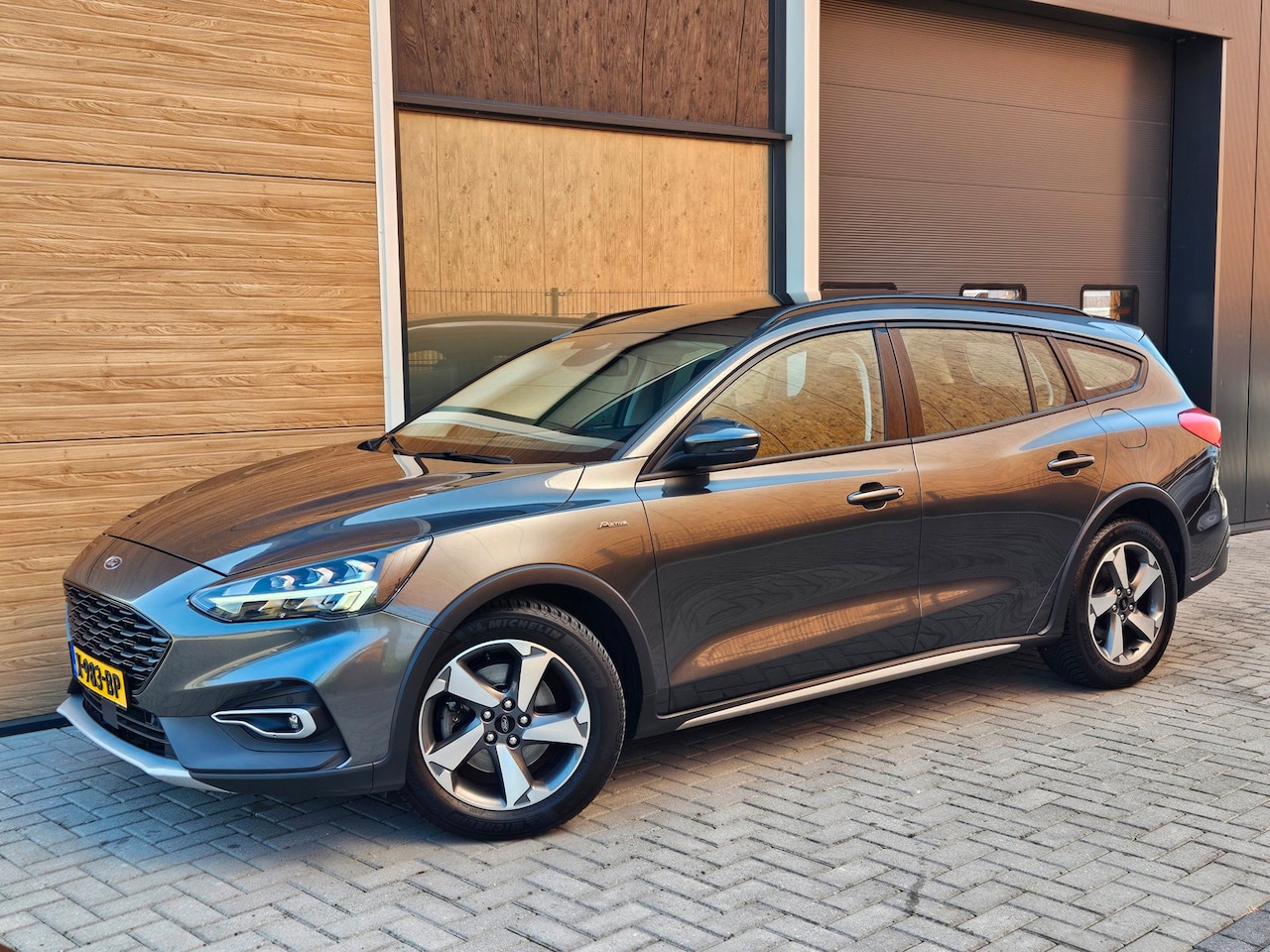 Ford Focus Wagon - 1.0 EcoBoost Active Business Pano Trekhaak Camera LED Keyless - AutoWereld.nl