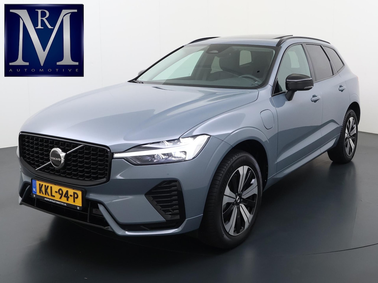 Volvo XC60 - 2.0 T6 Plug-in hybrid AWD R-Design BOMVOL!! | 22K KM!! | STOEL STUURVERWARMING | PANO | EL - AutoWereld.nl