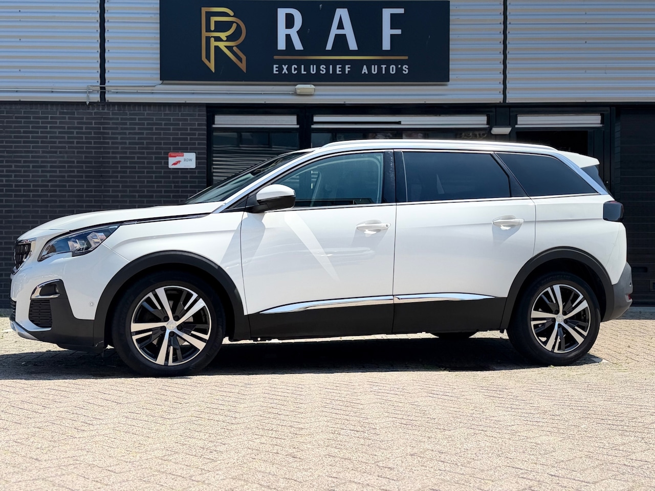 Peugeot 5008 - 1.2 PureTech Allure 1.2 PureTech Allure,7 persoons,Automaat,Pano,Cruise,Lane control,Carplay. - AutoWereld.nl