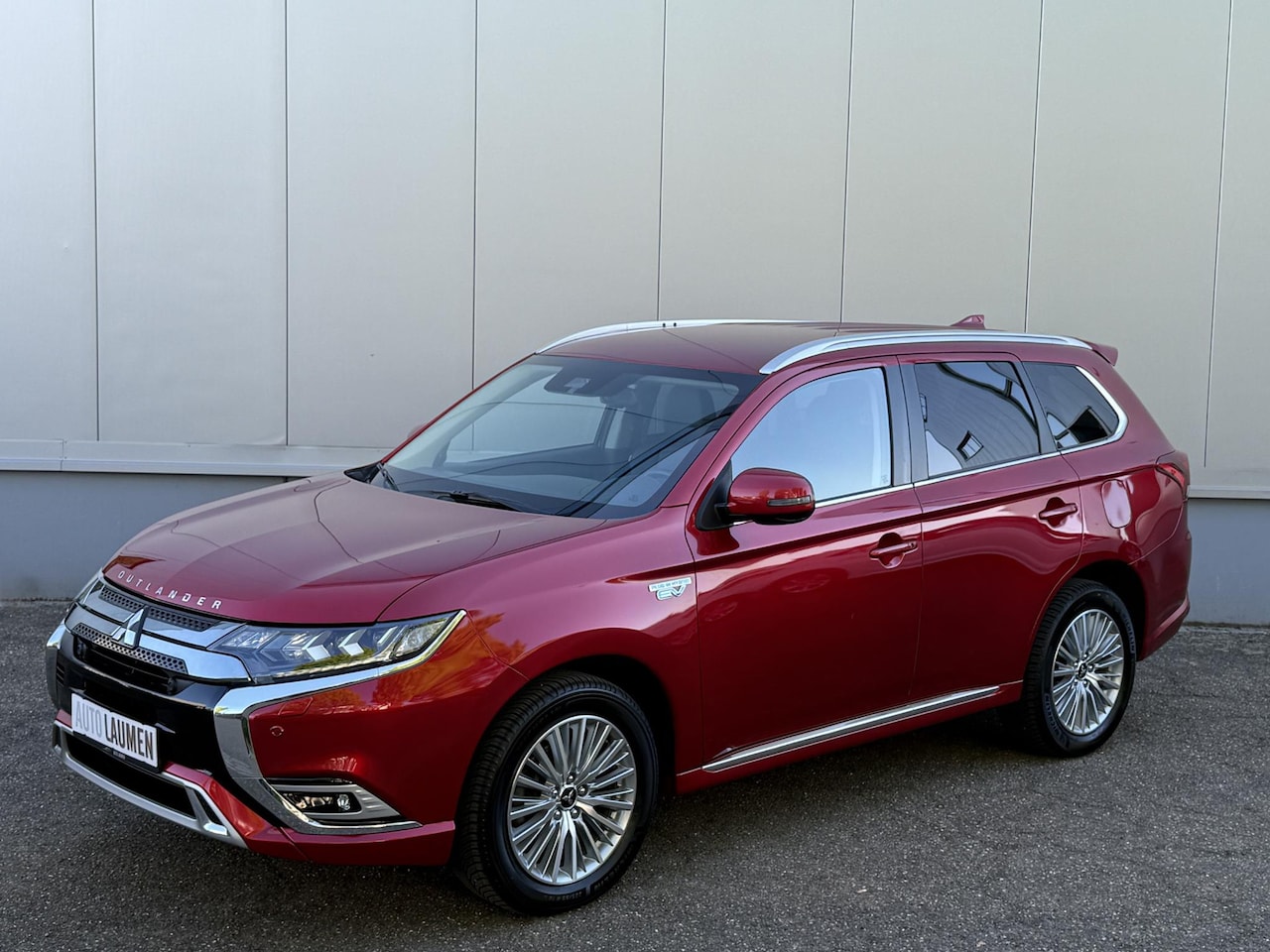 Mitsubishi Outlander - 2.4 PHEV Intense S Automaat Plug In Hybrid Leder Alcantara Apple Carplay Camera LED Keyles - AutoWereld.nl