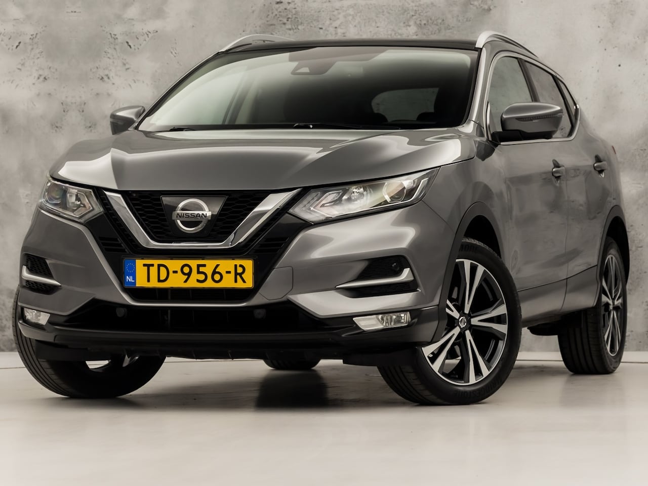 Nissan Qashqai - 1.2 N-Connecta (PANORAMADAK, NAVIGATIE, 360 CAMERA, GETINT GLAS, SPORTSTOELEN, CRUISE, NIE - AutoWereld.nl
