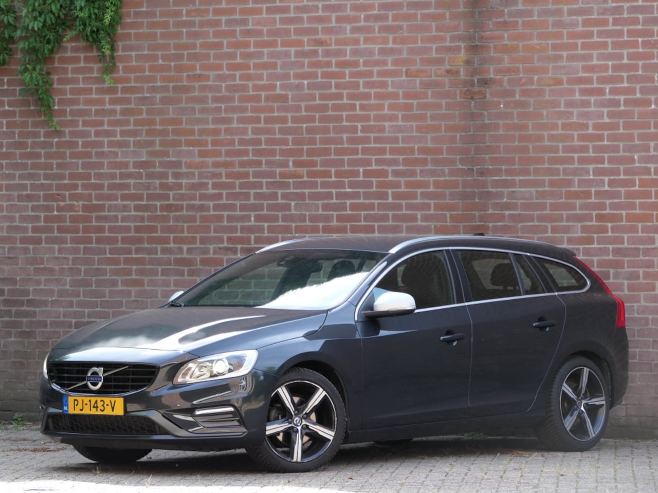 Volvo V60 - 1.5 T3 R-design Xenon / Regensensor / Bluetooth / Navi - AutoWereld.nl