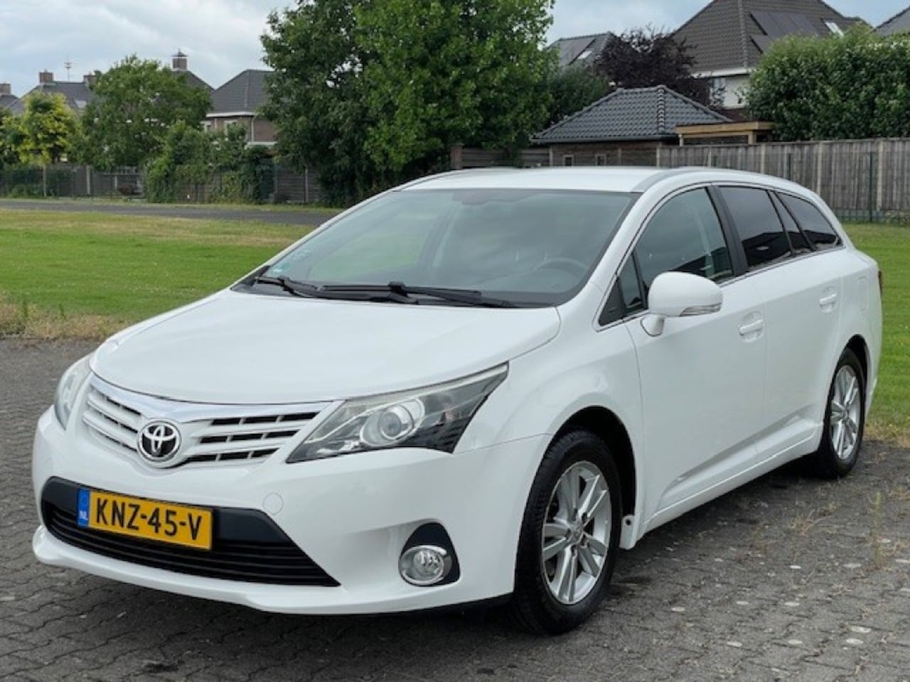Toyota Avensis - 1.8 VVT-I Business / ECC/ Cruise/ Camera/ LM/ Stoelverwarming - AutoWereld.nl