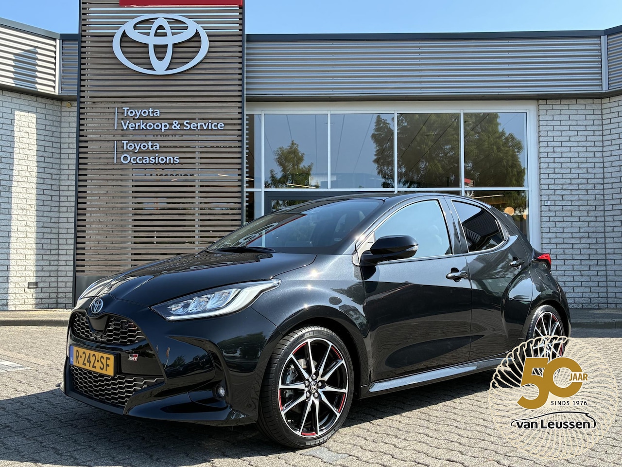 Toyota Yaris - 1.5 Hybrid GR SPORT PANODAK STOEL/STUURVERW JBL-AUDIO HEAD-UP 18'' LM-VELGEN PARK-SENSOREN - AutoWereld.nl