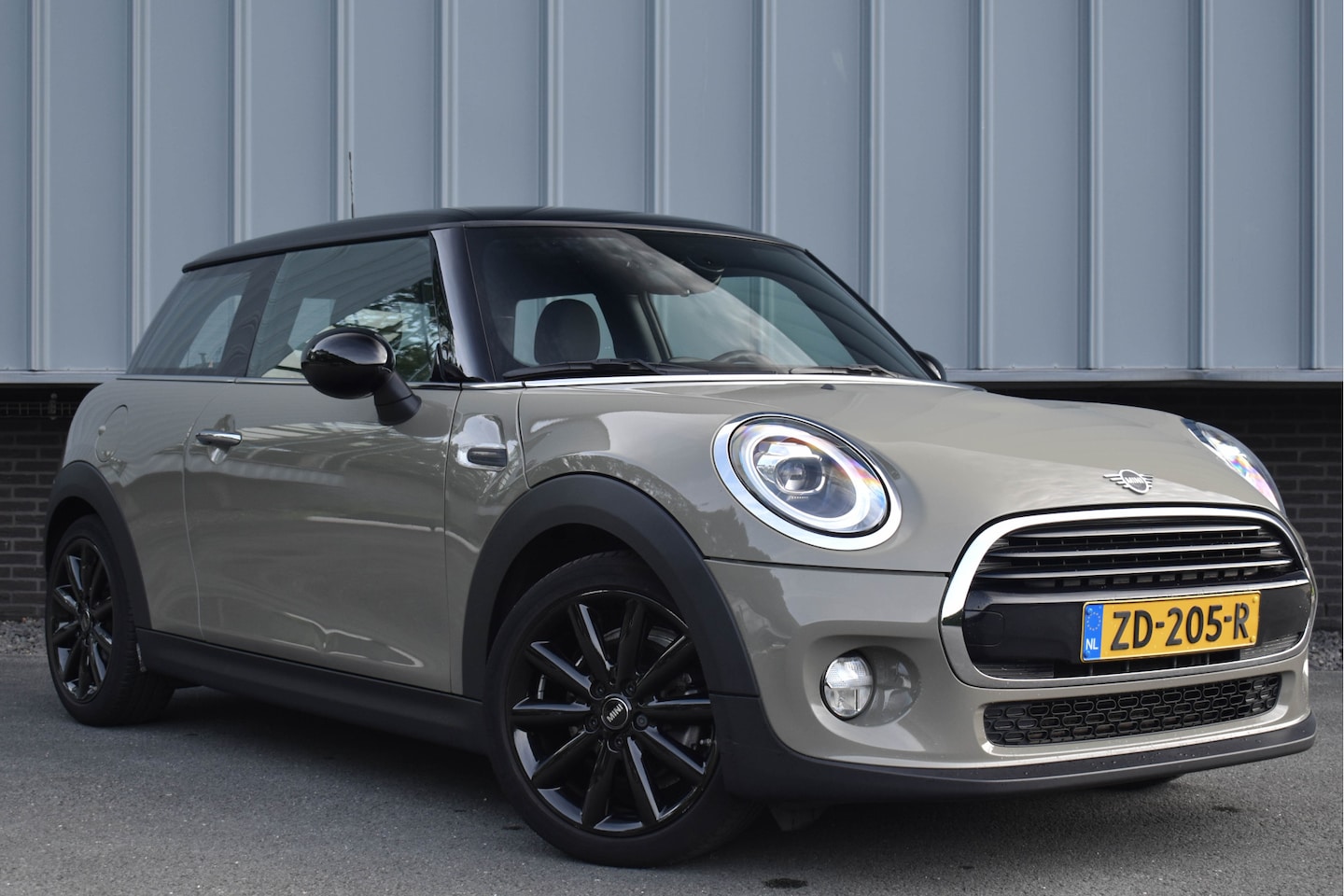 MINI 3-Deurs - 1.5 Cooper Chili | Xenon | Carplay | Navi | Sportstoelen - AutoWereld.nl