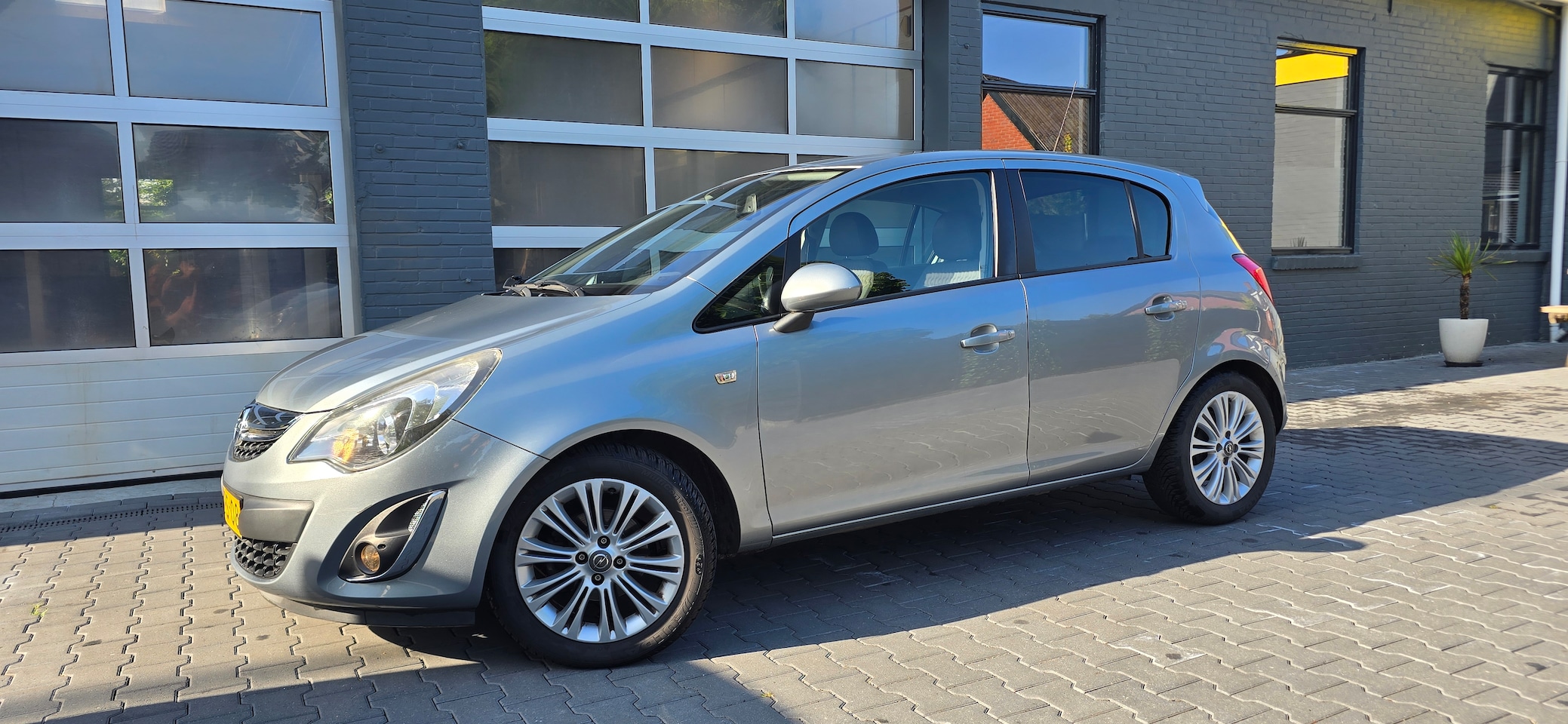 Opel Corsa - 1.2-16V Cosmo Trekhaak, Klima, stuur- en stoelverwarming - AutoWereld.nl