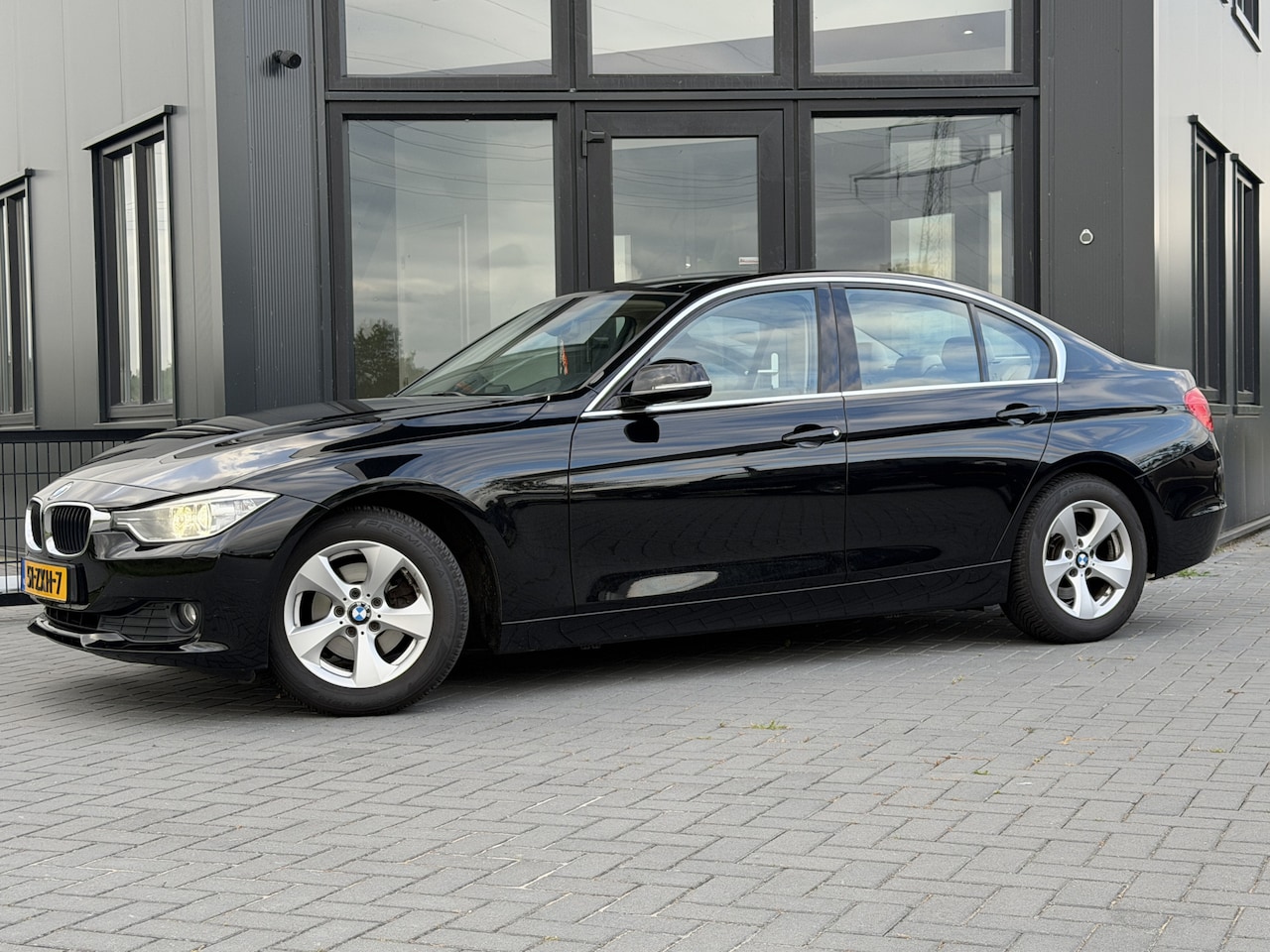 BMW 3-serie - 320i Upgrade Edition Leer | Clima | Cruise | Nwe oh beurt - AutoWereld.nl