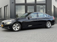 BMW 3-serie - 320i Upgrade Edition Leer | Clima | Cruise | Nwe oh beurt