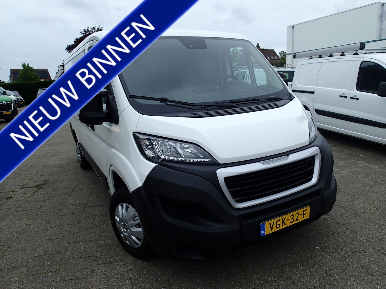 Peugeot Boxer - 335 2.2 BlueHDi 165 L2H1 Premium 335 2.2 BlueHDi 165 L2H1 Premium - AutoWereld.nl