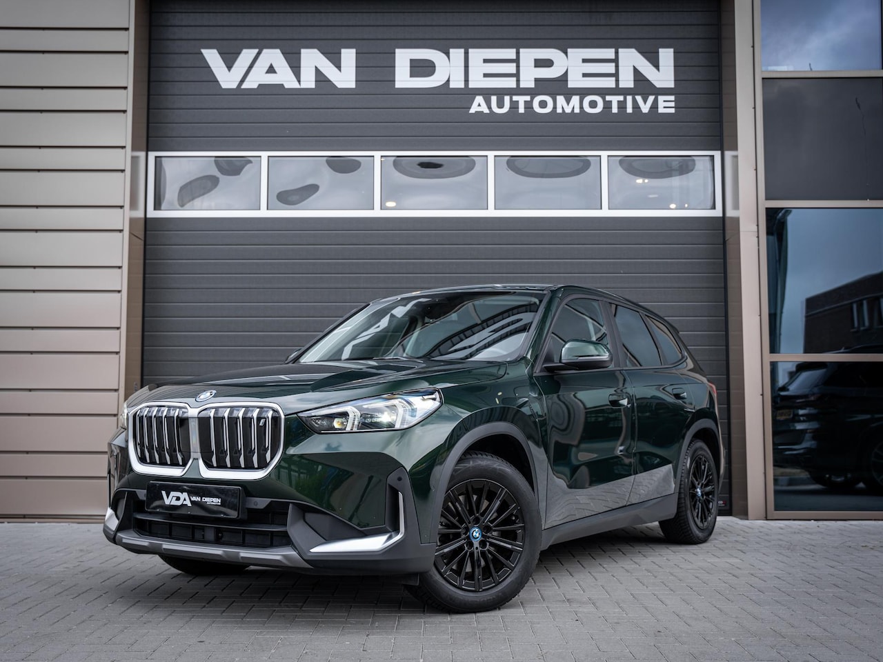 BMW iX1 - xDrive30 67 kWh - Camera l Trekhaak l Keyless l Carplay - AutoWereld.nl