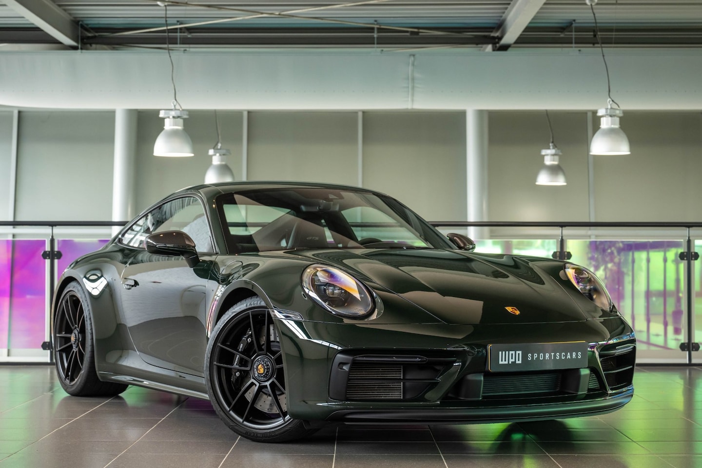 Porsche 911 - 992 Carrera 4 GTS PTS Brewster Green - AutoWereld.nl