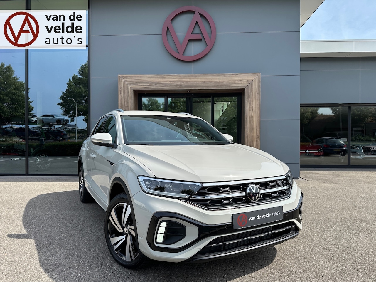 Volkswagen T-Roc - 1.5 TSI 150pk DSG R-Line | Camera | Keyless | Elek. Achterklep | Dode hoek | Rijklaar incl - AutoWereld.nl