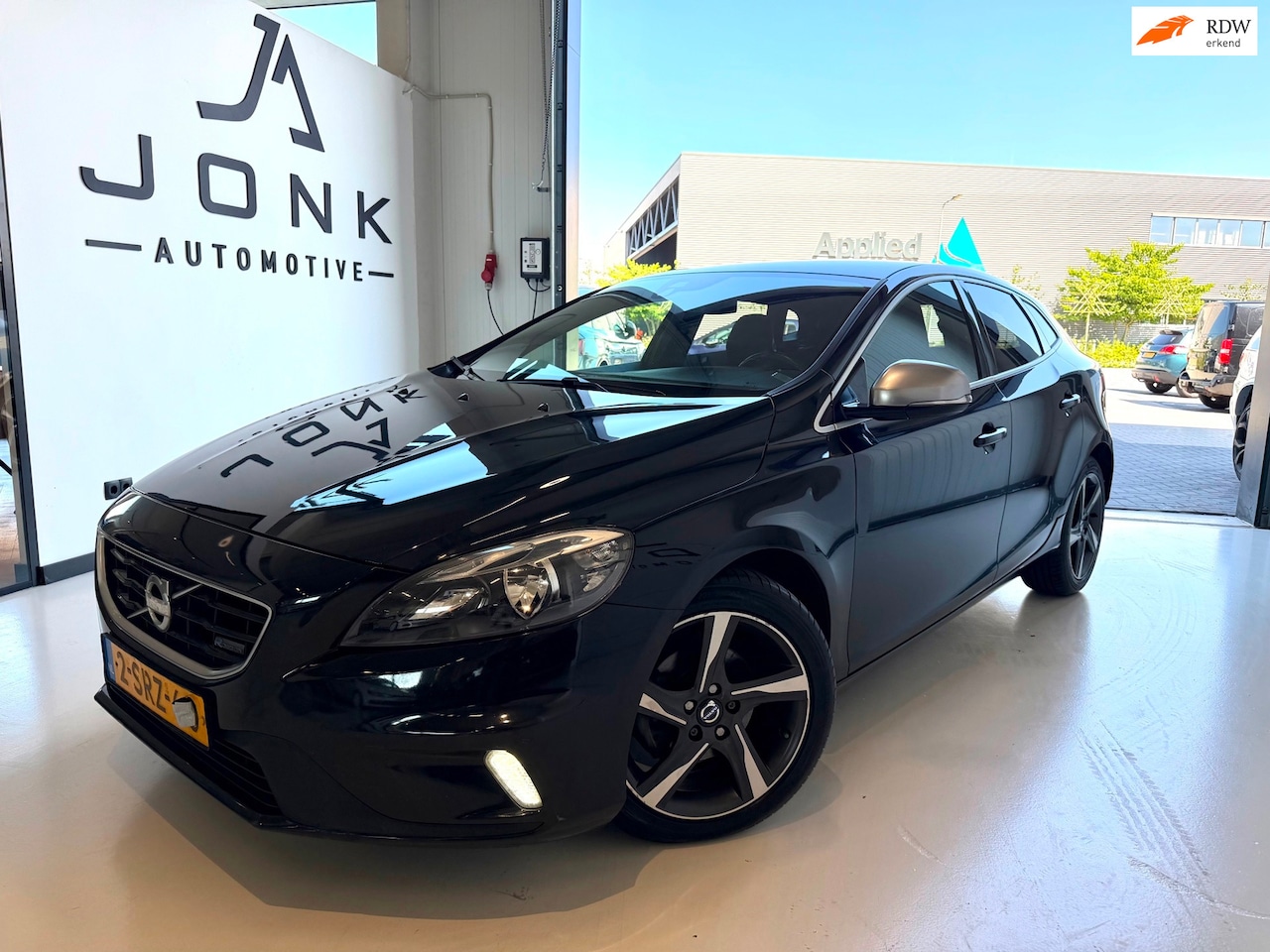 Volvo V40 - 1.6 D2 R-Design Airco Apk Zwart - AutoWereld.nl