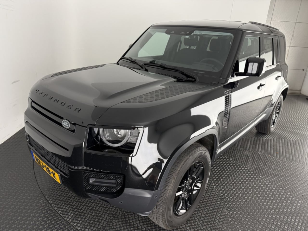 Land Rover Defender 110 - 2.0 P300e 110 garantie t/m 05-2030, el.trekhaak/winterpakket etc, - AutoWereld.nl