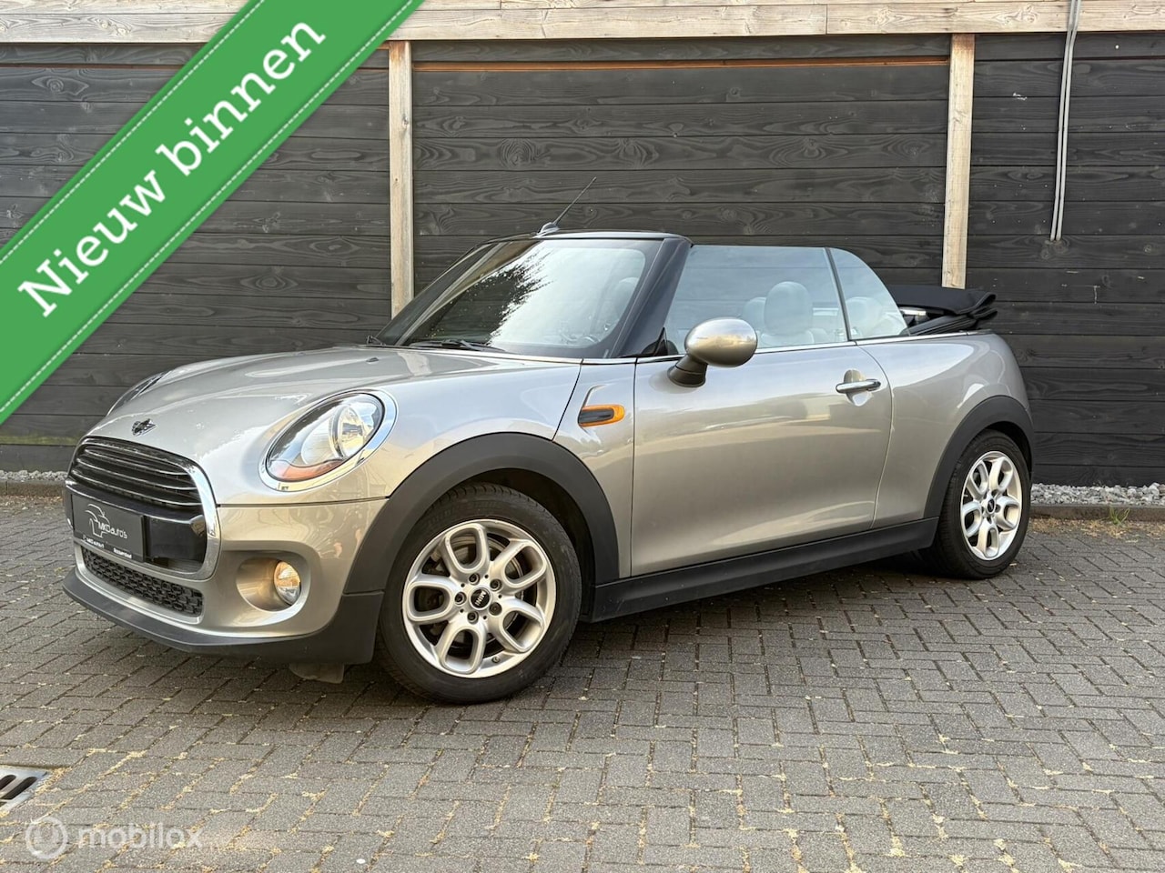 MINI Cabrio - 1.5 Cooper Leder/Alcantara / LM / PDC / 38.982 KM 1e eig. - AutoWereld.nl