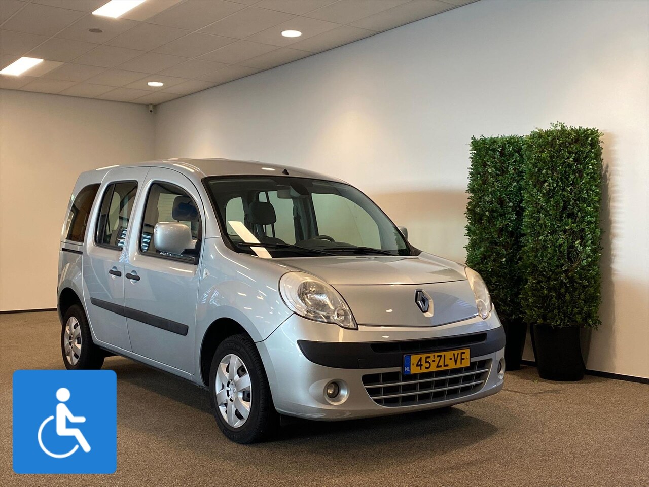 Renault Kangoo - Rolstoelauto incl. Luchtvering (airco) - AutoWereld.nl