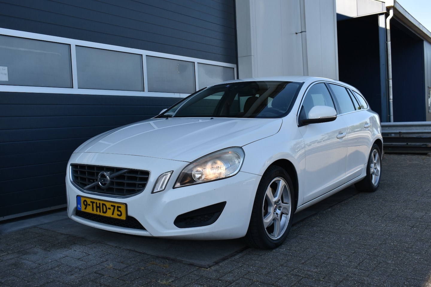Volvo V60 - 2.0 D3 Kinetic 2.0 D3 Kinetic - AutoWereld.nl