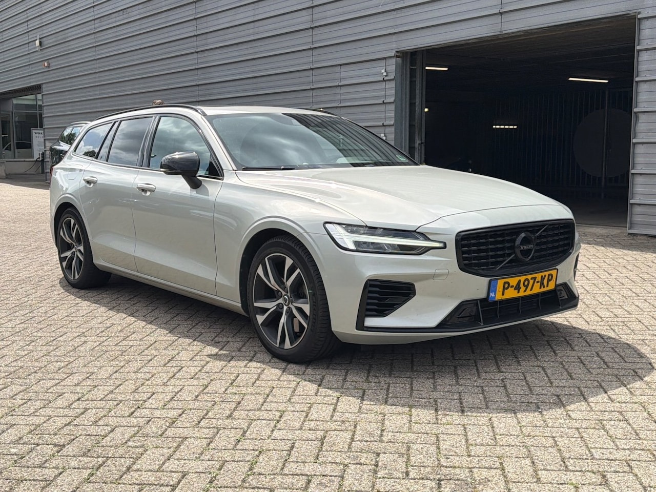 Volvo V60 - T6 350PK AWD R-Design Long Range | Pano | Trekhaak | Privacy glas | Harman Kardon Audio - AutoWereld.nl
