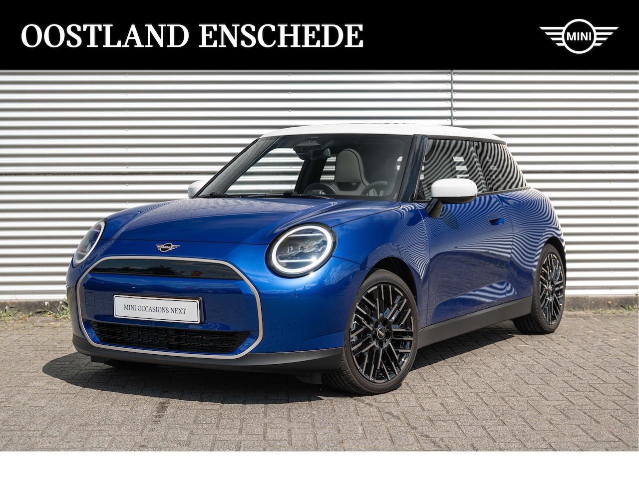 MINI 3-Deurs - Hatchback Cooper E / Favoured / Pakket M / 18" Night Flash Spoke 2-tone - AutoWereld.nl