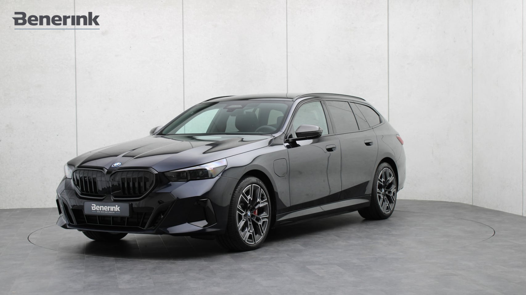 BMW 5-serie Touring - 550e xDrive M-Sport Pro | Bowers & Wilkins | M Carbon exterieur | Stoelventilatie | Onders - AutoWereld.nl